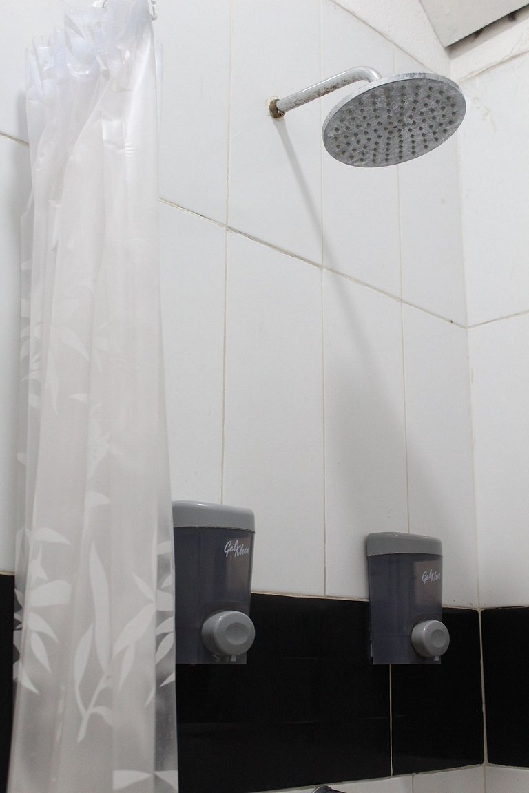 Habitación con baño y 2 c/Queen