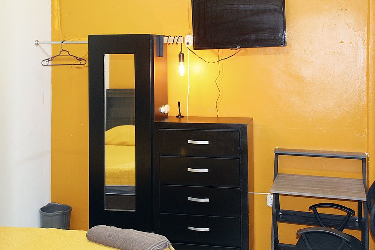 Habitación con baño y 2 c/Queen