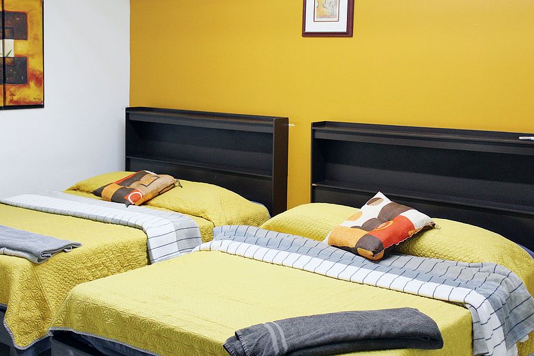 Habitación con baño y 2 c/Queen