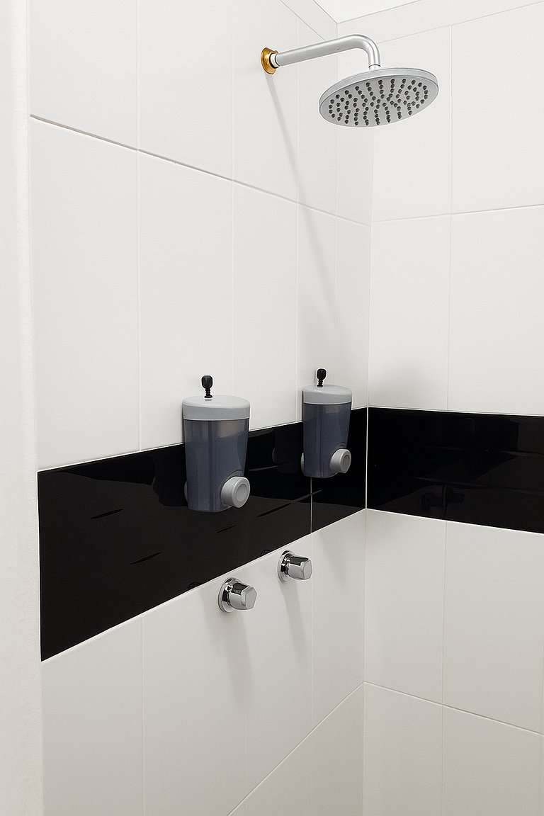 Habitación 2 c/Queen con baño y A/C |V