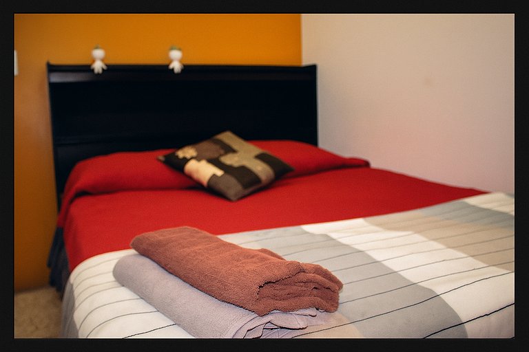 Habitación cama Queen cerca de Fundidora | C